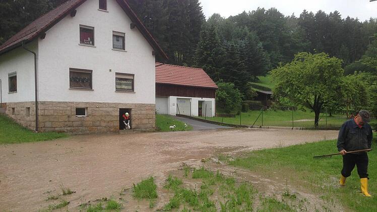Das Wasser suchte ich in Seelabach seinen Weg über Straßen und Wiesen.  Foto: Stefan Wicklein