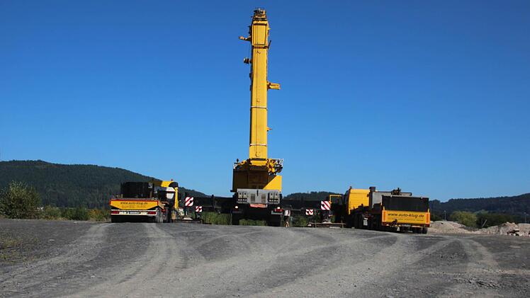 Bei Johannisthal steht ein 220-Tonnen-Kran, um die Betonteile von den Tiefladern zu heben. Foto: Friedwald Schedel