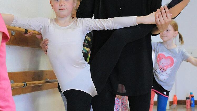 Tanzlehrerin Alice Göhl zeigt ihrem Schützling die Grundlagen des Ballett. Foto: Dominic Buckreus