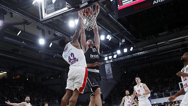 Das Duell unter den K&ouml;rben (rechts Leon Radosevic gegen Kyle Hines) ging im Hinspiel klar an ZSKA, doch in den letzten Partien pr&auml;sentierten sich die Bamberger im Rebound erheblich verbessert. Foto: Daniel L&ouml;b