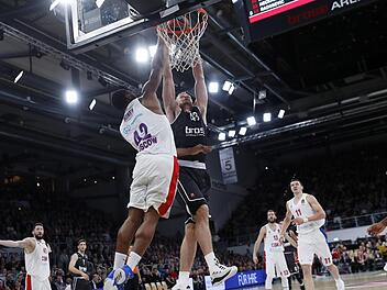 Das Duell unter den Körben (rechts Leon Radosevic gegen Kyle Hines) ging im Hinspiel klar an ZSKA, doch in den letzten Partien präsentierten sich die Bamberger im Rebound erheblich verbessert. Foto: Daniel Löb