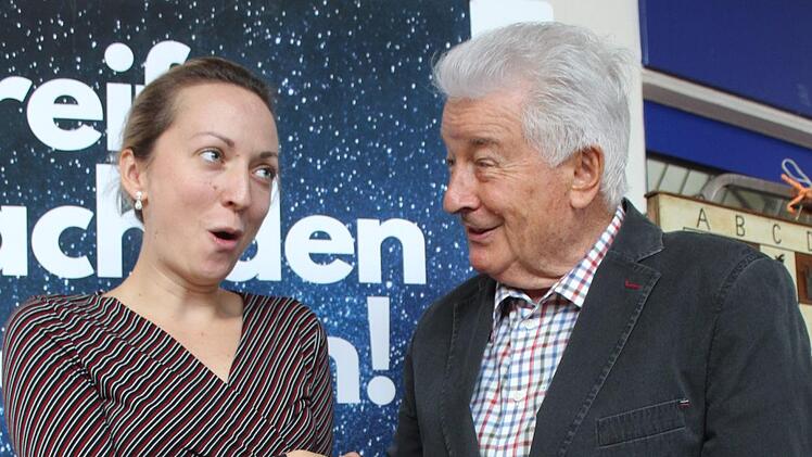 Dass sie durch ihren Besuch in der Deutschen Korbstadt gelandet ist, machte der 3. Bürgermeister Winfried Weinbeer der Schachgröße Elisabeth Pähtz launig klar. Foto: Markus Häggberg