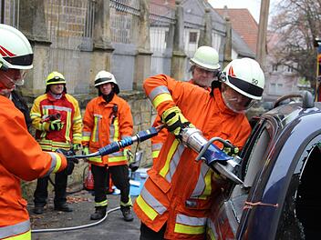 Die örtliche Feuerwehr zeigte vor dem Thurnauer Schloss wie eine Rettung mit der Rettungsschere abläuft. Foto: Katharina Müller-Sanke