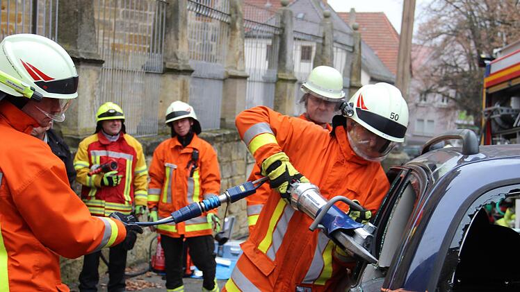 Die örtliche Feuerwehr zeigte vor dem Thurnauer Schloss wie eine Rettung mit der Rettungsschere abläuft. Foto: Katharina Müller-Sanke