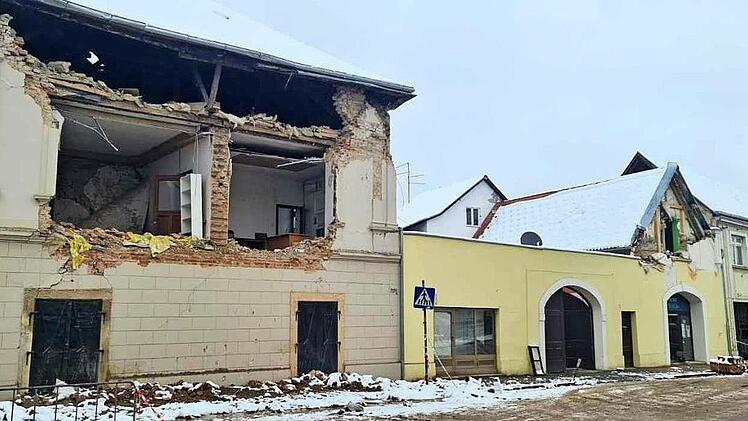 Trotz winterlicher Temperaturen mussten viele Kroaten nach dem Erdbeben zunächst in ihren Häusern bleiben, bis die Container fertig waren (Bild links). Der Konvoi passiert die Grenze (Bild rechts).