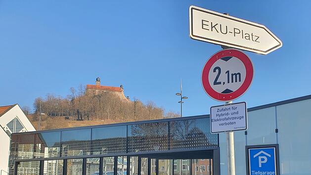 Die Tiefgarage bleibt bis auf weiteres f&uuml;r E-Autos und Hybride dicht.