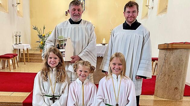 Pfarrgemeinderatsvorsitzender Uwe Thoma verabschiedete Pastoralreferent Hans L&ouml;ffler (li.).