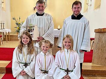 Pfarrgemeinderatsvorsitzender Uwe Thoma verabschiedete Pastoralreferent Hans Löffler (li.).