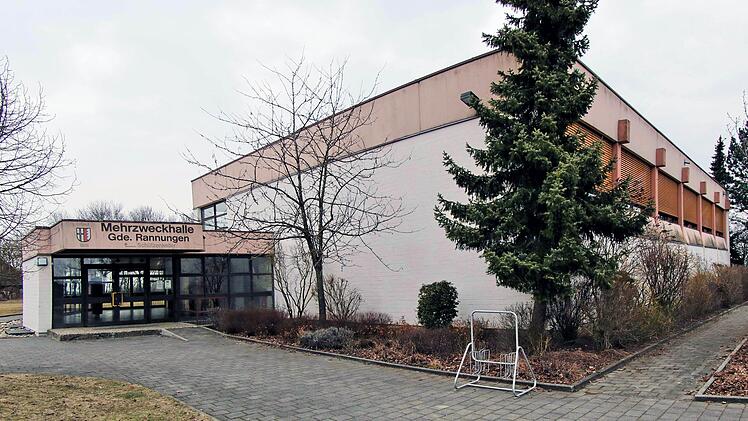 Die Sanierung der Mehrzweckhalle ist das beherrschende Thema in Rannungen.  Sie ist wichtig für den Sport und für kulturelle Veranstaltungen.  Bürgermeister Fridolin Zehner hofft, dass etwa im Mai die ersten Handwerker  mit der Arbeit beginnen können. Foto: Archiv Dieter Britz