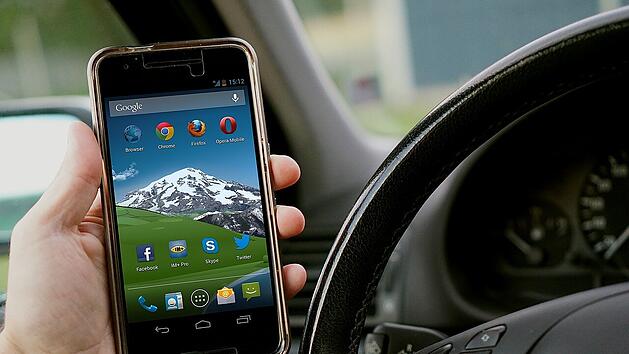 Handy am Steuer: In diesen F&auml;llen ist es verboten. Symbolbild.