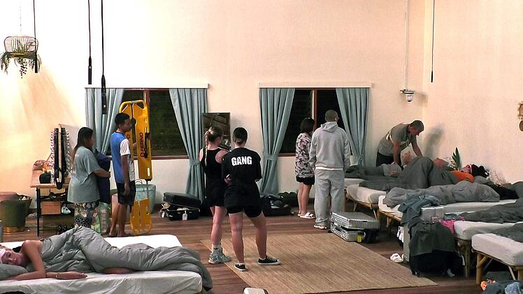 Ein Arzt (rechts) k&uuml;mmert sich um den schw&auml;chelnden Prinzen.