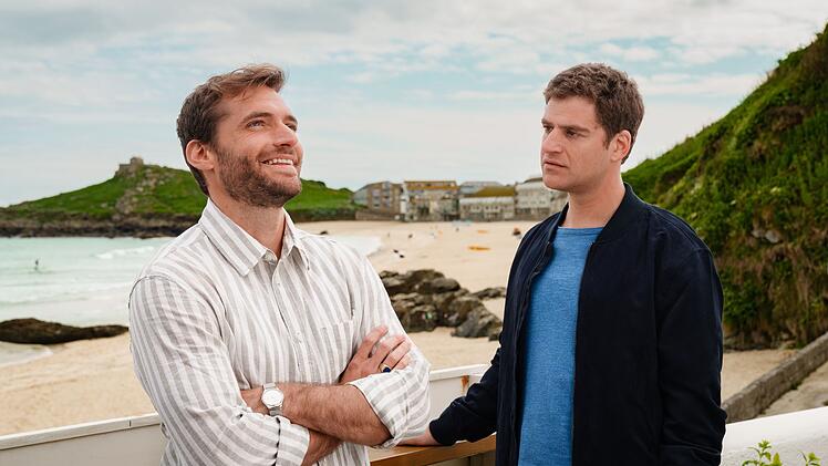 Josh (Vinzenz Wagner, links) trifft in Cornwall seinen alten Schulfreund Howard Fraser (Rony Herman) wieder - der auch etwas von Clare wollte. Heute ist Howard als Unternehmer Konkurrent von Clares Vater.