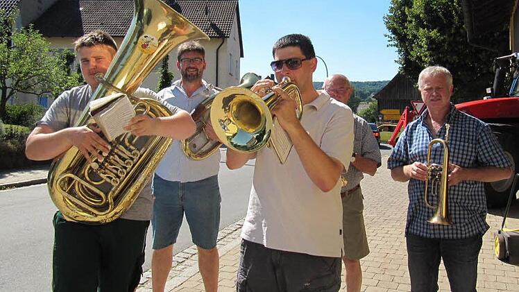 Musikalische Überraschung durch die Musiker (von links) Lukas Grießer (Tuba), Elmar Kerner (Tenorhorn), Michael Bauernschmitt (Basstrompete), Josef Müller und Georg Bauernschmitt (beide Flügelhorn), die ein Ständchen spielen.