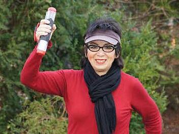 Trainerin Lisa Neidhardt demonstriert die Handhabung der Hanteln. Foto: Heike Reinersmann