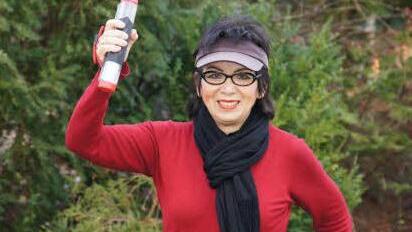 Trainerin Lisa Neidhardt demonstriert die Handhabung der Hanteln. Foto: Heike Reinersmann