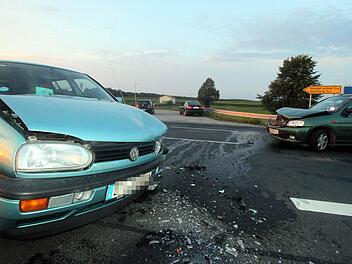 Die zwei demolierten Unfallautos Foto: Michael Busch