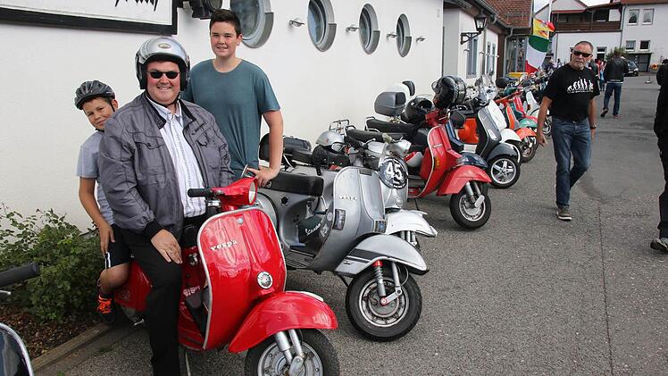Johann Suchy wünscht sich mehr Zeit, um seiner Vespa zusammen mit seinen Kindern und Enkelkindern in die nähere Umgebung zu fahren. Foto: Michael Stelzner