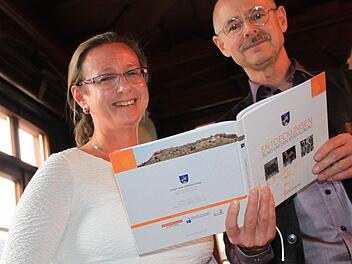 Stadtarchivarin Adelheid Waschka und der Hobbyarchäologe Bernhard Christoph, die bei der Erstellung des Buches federführend waren, stellten "Entdeckungen rund um den Staffelberg" im Rathaussitzungssaal vor. Foto: Matthias Einwag