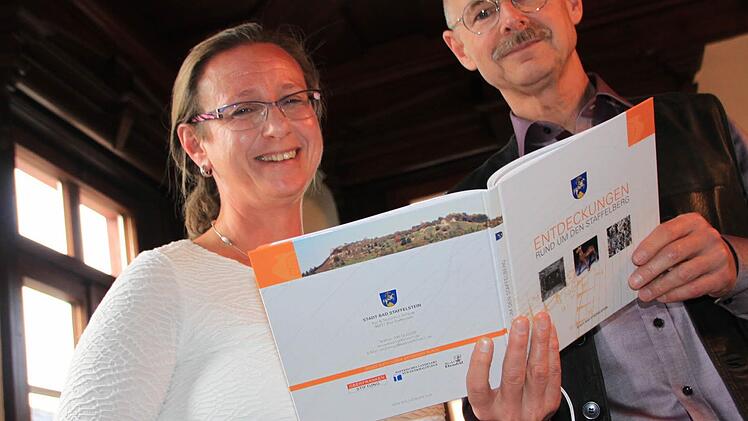 Stadtarchivarin Adelheid Waschka und der Hobbyarchäologe Bernhard Christoph, die bei der Erstellung des Buches federführend waren, stellten "Entdeckungen rund um den Staffelberg" im Rathaussitzungssaal vor. Foto: Matthias Einwag