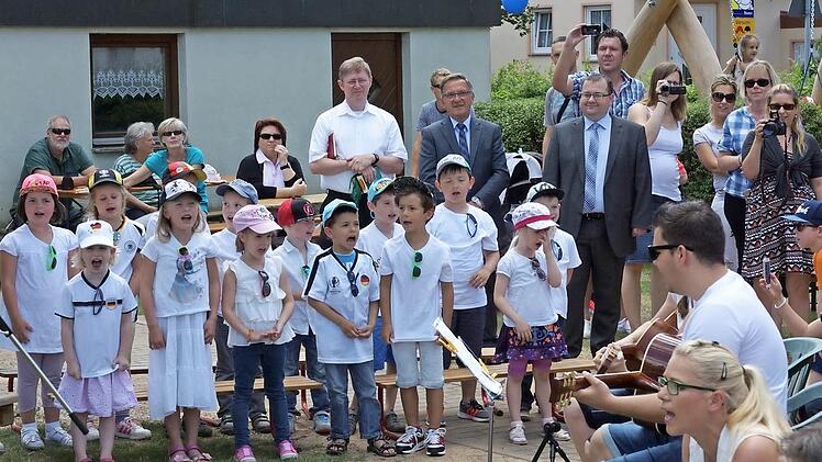 Die Einweihung wurde von Spiel und Gesang begleitet. Foto: Johannes Michel