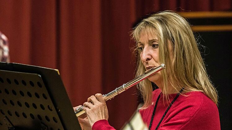Proben-Impressionen: So bereitet sich der Musizierkreis Neustadt mit seinem Leiter Norbert Luche auf sein Neujahrskonzert am 14. Januar vor.Foto: Jochen Berger
