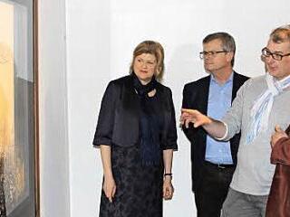 Der Fotograf Ralf Raßloff (Zweiter von rechts) erläutert die Waldszenen. Karin Elsel (von links), Georg Felder und der Vorsitzende des KKV Karol J. Hurec hören ihm zu.  Foto: Michael Wunder