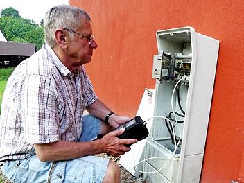 Technischer Leiter Manfred Reitmeier überprüft in der Lindauer Straße einen der insgesamt 42 Verstärker, die dafür sorgen, dass überall ein einwandfreies Bild ankommt. Foto: Dieter Hübner