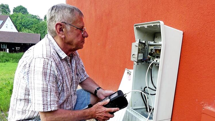Technischer Leiter Manfred Reitmeier überprüft in der Lindauer Straße einen der insgesamt 42 Verstärker, die dafür sorgen, dass überall ein einwandfreies Bild ankommt. Foto: Dieter Hübner