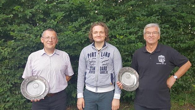 Beim Sommerfest des Schachklubs Kronach wurde Tobias Pfadenhauer (Mitte) als Vereinsmeister im Blitzschach ausgezeichnet. Die besten Punktesammler der Saison waren Alexander Becker (links, Regionalliga-Mannschaft) und Hans Blinzler (rechts, Bezirksliga). Foto: privat