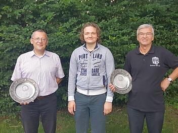 Beim Sommerfest des Schachklubs Kronach wurde Tobias Pfadenhauer (Mitte) als Vereinsmeister im Blitzschach ausgezeichnet. Die besten Punktesammler der Saison waren Alexander Becker (links, Regionalliga-Mannschaft) und Hans Blinzler (rechts, Bezirksliga). Foto: privat