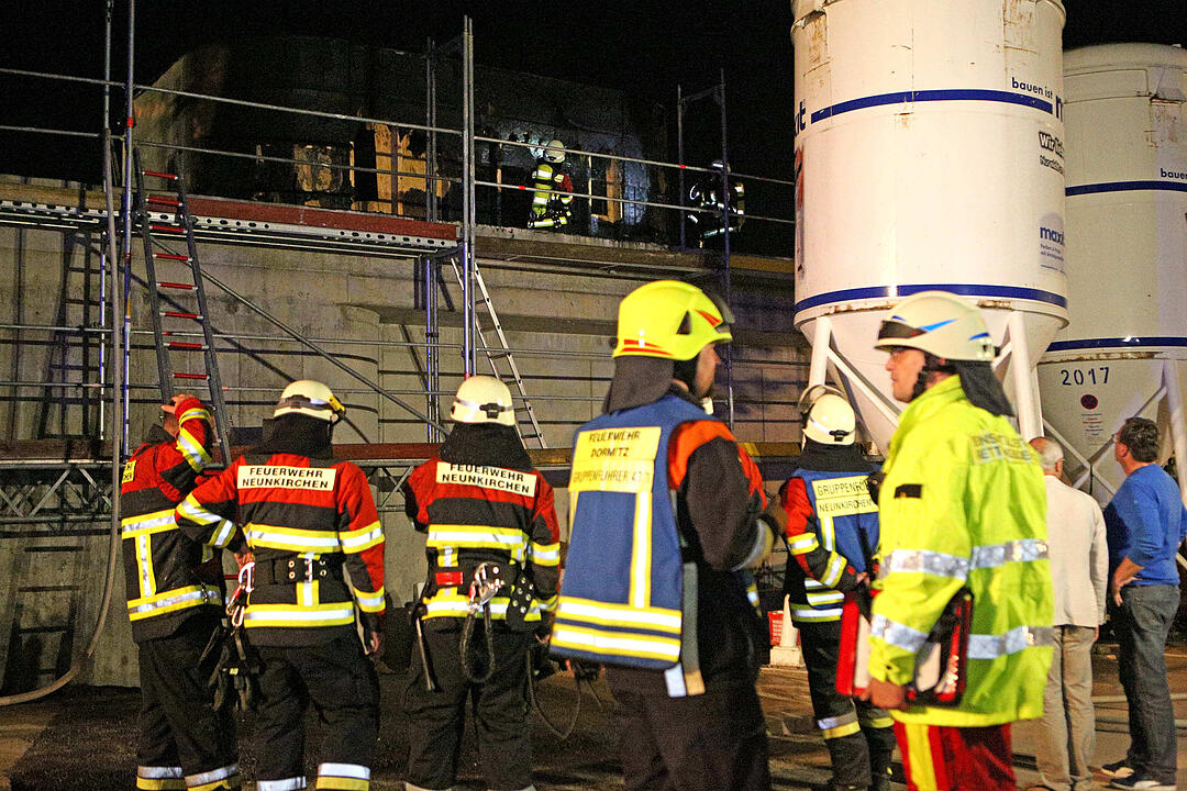 Im Bau befindliches Blockheizkraftwerk fängt Feuer