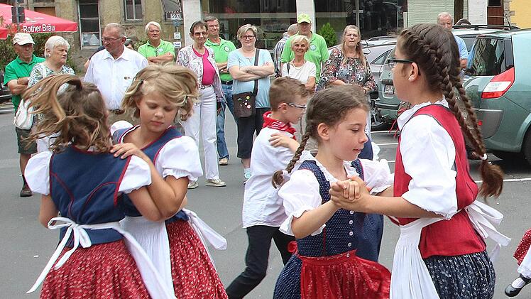 Einige Volkstänze wurden beim Empfang der Wimpelgruppe auf dem Marktplatz von einer Tanzgruppe des Rhönklub-Zweigvereins Salz geboten. Die Zuschauer waren begeistert. Foto: Dieter Britz