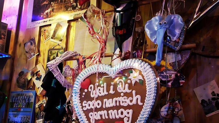 Zahlreiche Andenken finden sich in der Münchner "Boazn".  Foto: Anna-Lena Deuerling