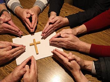 Für die  Arbeit in den katholischen Pfarrgemeinden werden helfende Hände gebraucht. Doch die Zahl der Kandidaten für die Kirchenverwaltungswahlen könnte in vielen Gemeinden größer sein.Archiv/Heike Beudert