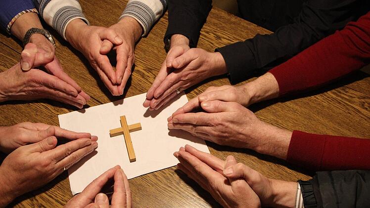 Für die  Arbeit in den katholischen Pfarrgemeinden werden helfende Hände gebraucht. Doch die Zahl der Kandidaten für die Kirchenverwaltungswahlen könnte in vielen Gemeinden größer sein.Archiv/Heike Beudert