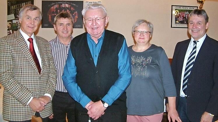 Seinen 85. Geburtstag feierte in Nurn Bruno Franz (Bildmitte). Mit im Bild sind (von links) der aus München angereiste Verwandte Reinhard Gremer, Schwiegersohn Dieter Sonntag, Tochter Gerlinde und Bürgermeister Gerhard Wunder. Foto: Hans Franz