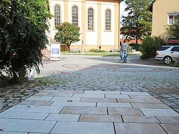 Das Rollatorband in der Finsteren Gasse endet momentan abrupt. Das soll sich ändern. Foto: Thomas Malz