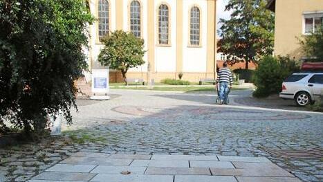 Das Rollatorband in der Finsteren Gasse endet momentan abrupt. Das soll sich ändern. Foto: Thomas Malz