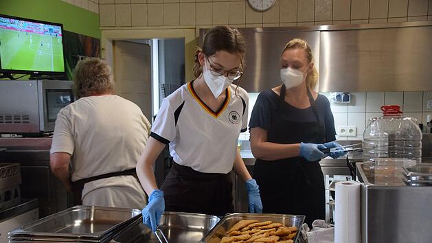 Die Coburger Narrhalla hat am Dienstagabend die K&uuml;che des Gasthaus Auerhahn in Rottenbach fest im Griff. Das Team um Petra Kotterba (rechts) und ihre Tochter Julia (Mitte) hat beim Kochen f&uuml;r die Tafelkunden gute Laune.
