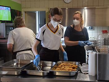Die Coburger Narrhalla hat am Dienstagabend die Küche des Gasthaus Auerhahn in Rottenbach fest im Griff. Das Team um Petra Kotterba (rechts) und ihre Tochter Julia (Mitte) hat beim Kochen für die Tafelkunden gute Laune.