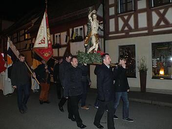 Mit der Statue des heiligen Sebastin ging es durch die Stadt. Fotos: Manfred Welker