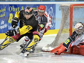 Michal Bartosch (links) erzielte den 1:1-Ausgleich für Bayreuth. Hier hängt er den Crimmitschauer Kevin Neumüller ab. Rechts ETC-Torwart Sebastian Albrecht. Foto: Peter Mularczyk