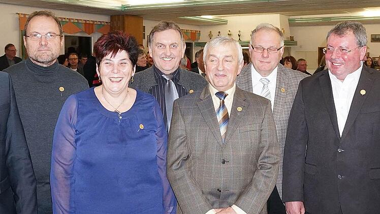 Mit der Bürgermedaille eehrt wurden (von links): Werner Kaute-Vogt, Brigitte Haas, Eugen Bock, Kurt Selbert, Edgar Lutz und Georg Ullrich mit der neuen Bürgermedaille der Gemeinde Wartmannsroth. Foto: Gerd Schaar