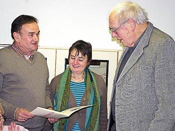 Kreisvorsitzender Günter Romig (l.) und Diözesansekretärin Maria Gerstner zeichneten den langjährigen Kreisverbandspräses Baptist Schaffer aus. Foto: Heike Schülein