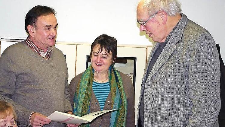 Kreisvorsitzender Günter Romig (l.) und Diözesansekretärin Maria Gerstner zeichneten den langjährigen Kreisverbandspräses Baptist Schaffer aus. Foto: Heike Schülein