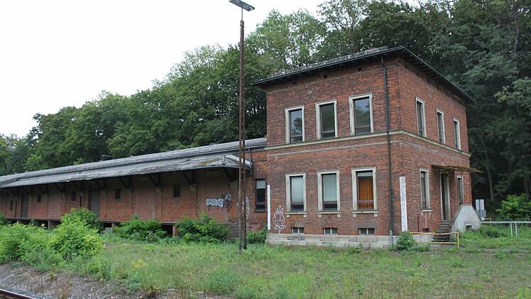 Die ehemalige Güterhalle steht schon seit längerem zum Verkauf. Foto: Mäuser