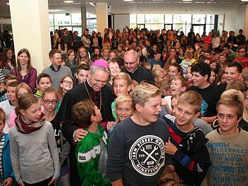 Erzbischof Gänswein zeigte keine Berührungsängste. Foto: Evi Seeger