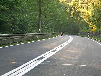 Dick aufgetragen: Seit zwei Tagen zieren zusätzliche Linien die Fahrbahn am Würgauer Berg. Foto: Timo Stöhr