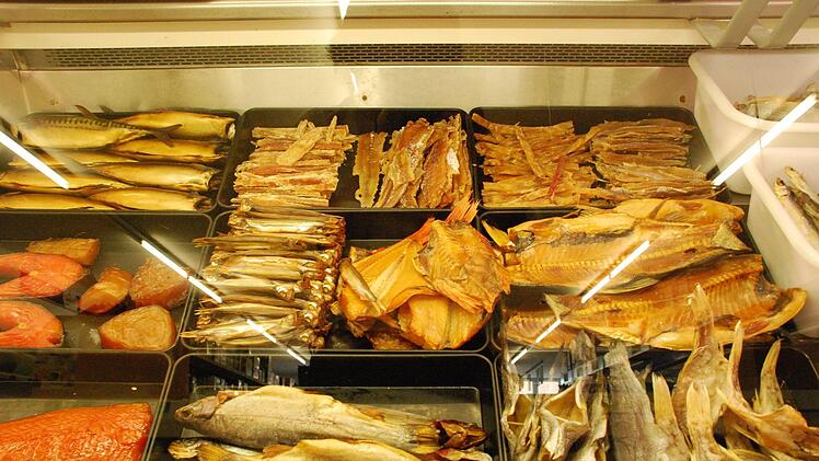 Geräucherter Fisch gehört zur russischen Küche.Christiane Lehmann
