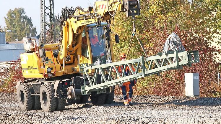 Der Mast für die Oberleitung wird gebracht.